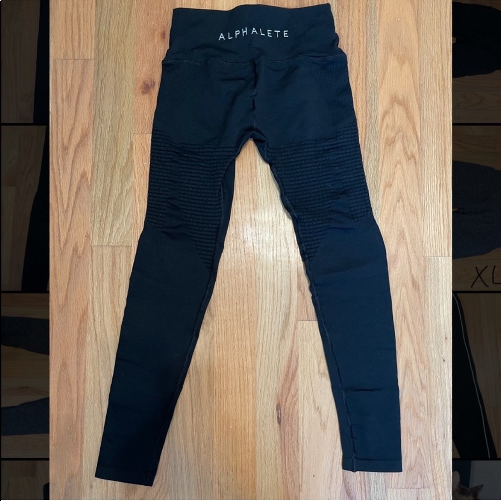 Alphalete Halo Leggings - (Black) Lightly used. FIT LIKE A MEDIUM